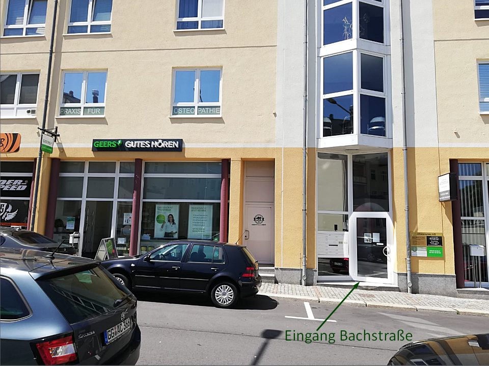 Hauseingang Bachstraße mit Glastür, Zugang zur Praxis am Johannisplatz 4/2 in Limbach-Oberfrohna
